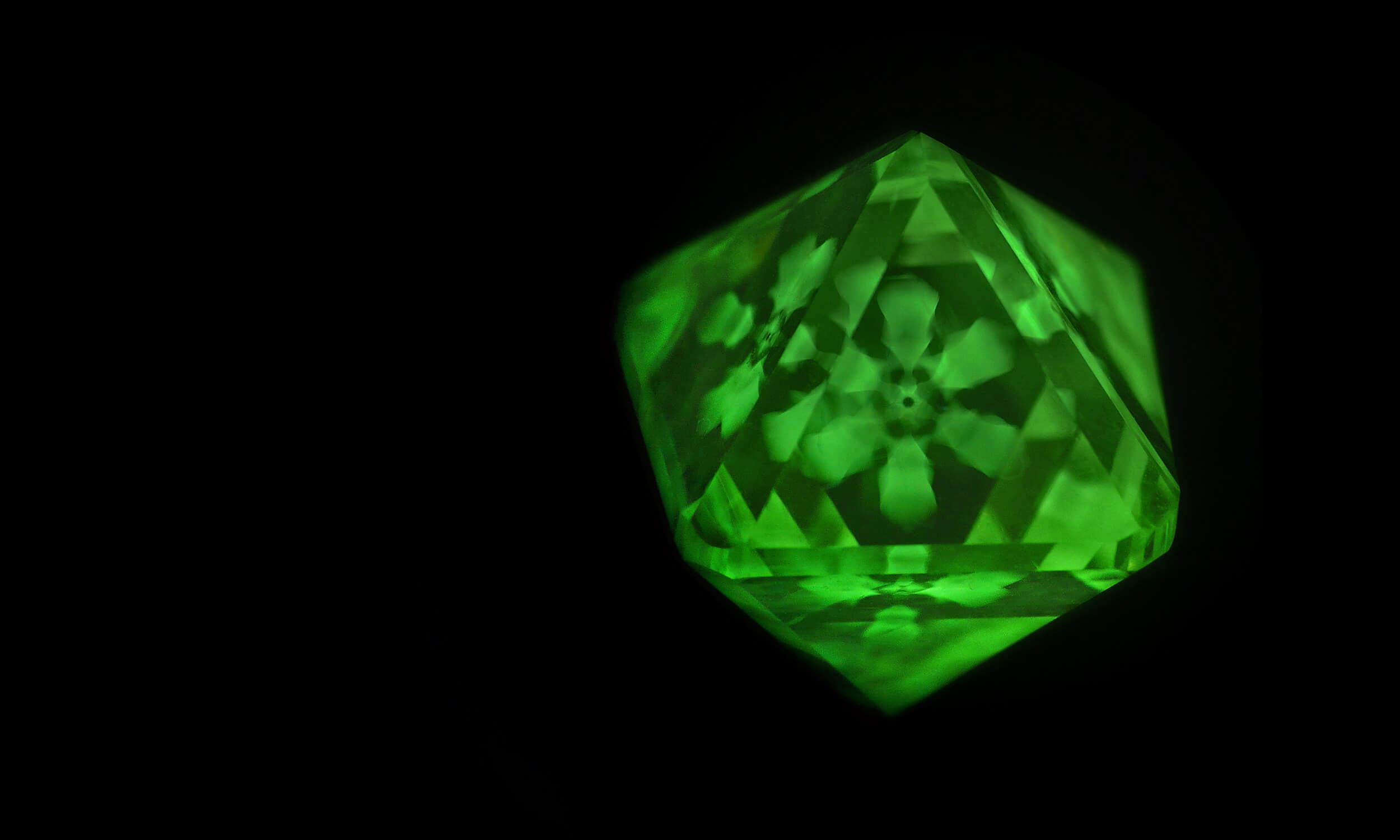 Structure luminescente asteriée dans un diamant brut 
