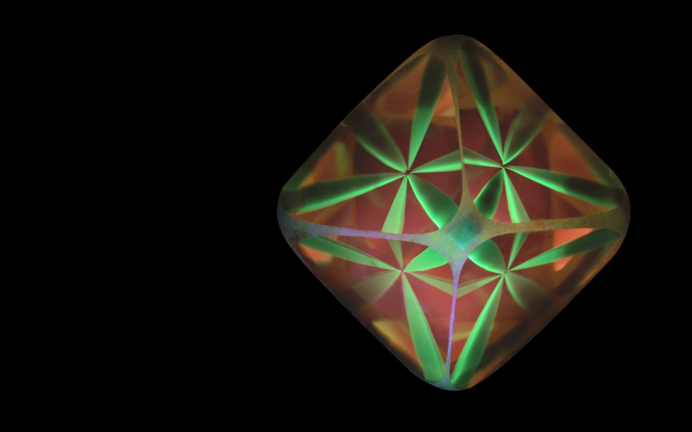 Two-tone luminescent structure in a rough diamond