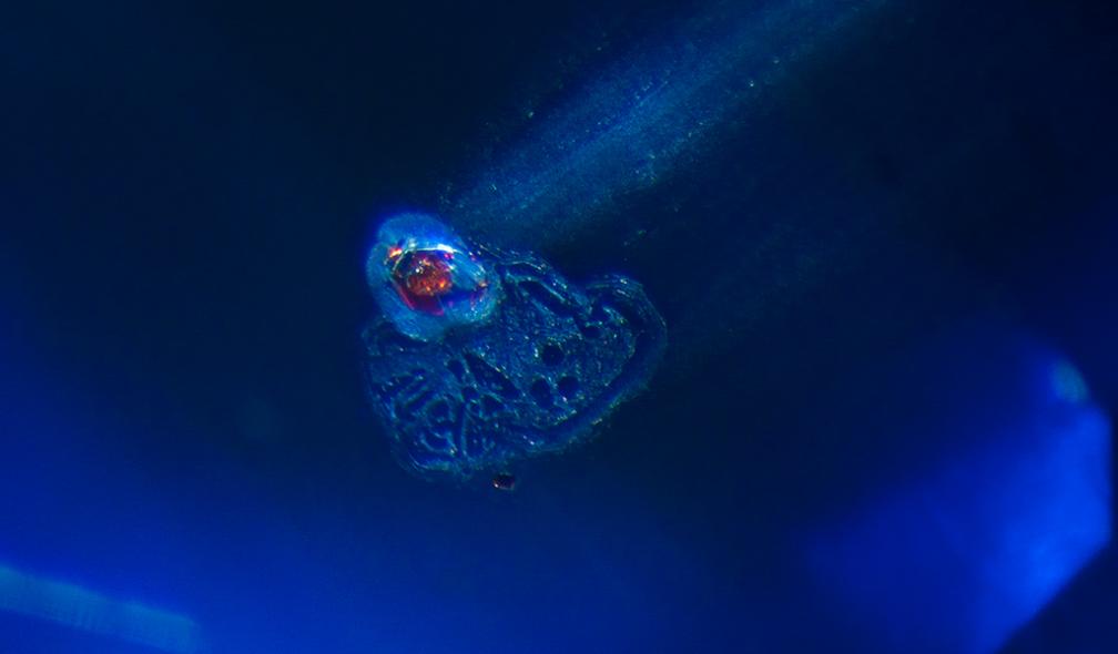 Pyrochlore automorphous crystal and comet tail in a blue sapphire-NTE