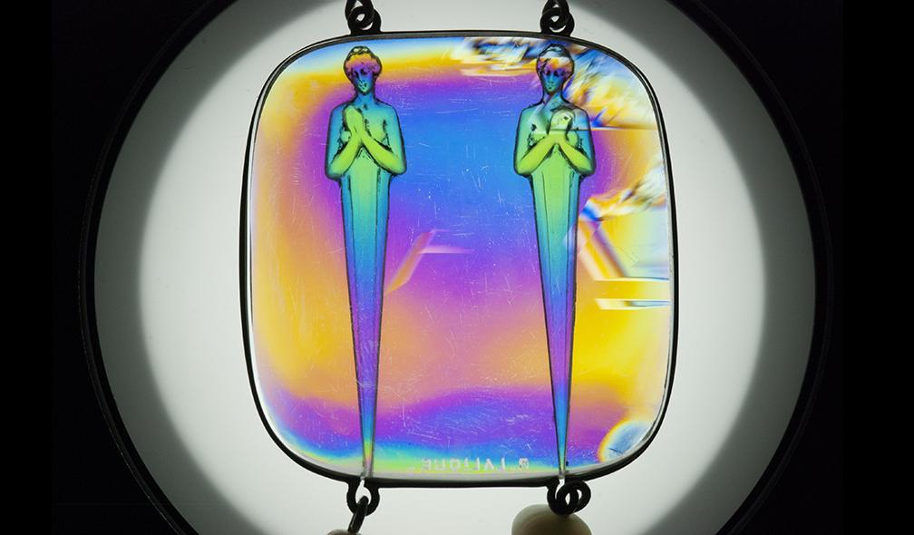 A Lalique quartz pendant in polarized light