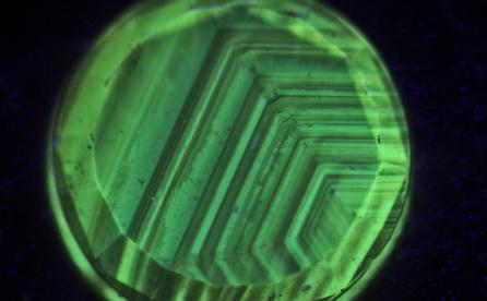 CO2 diamond slice, SGDF-5864, under UV excitation (220 nm). Micrograph Dr. T. Hainschwang